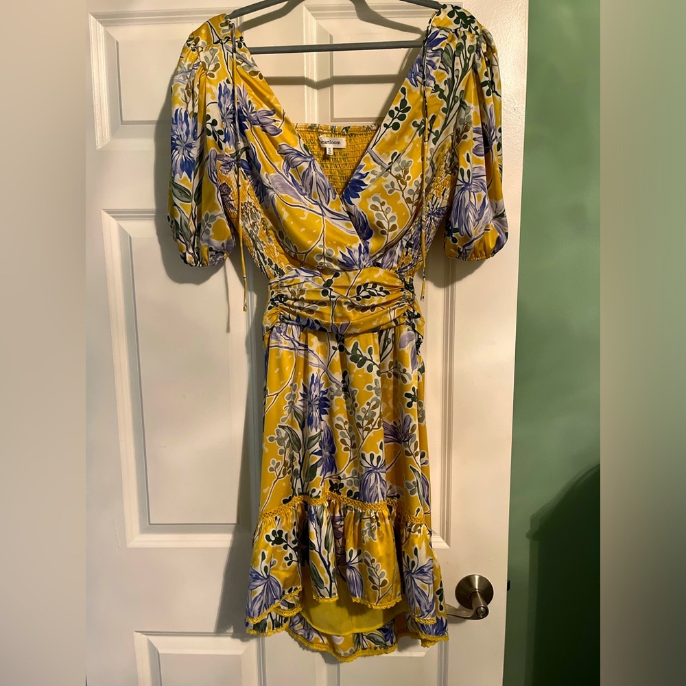 Heartloom women’s dress - yellow patterned. Silky-like feel. So pretty 💛